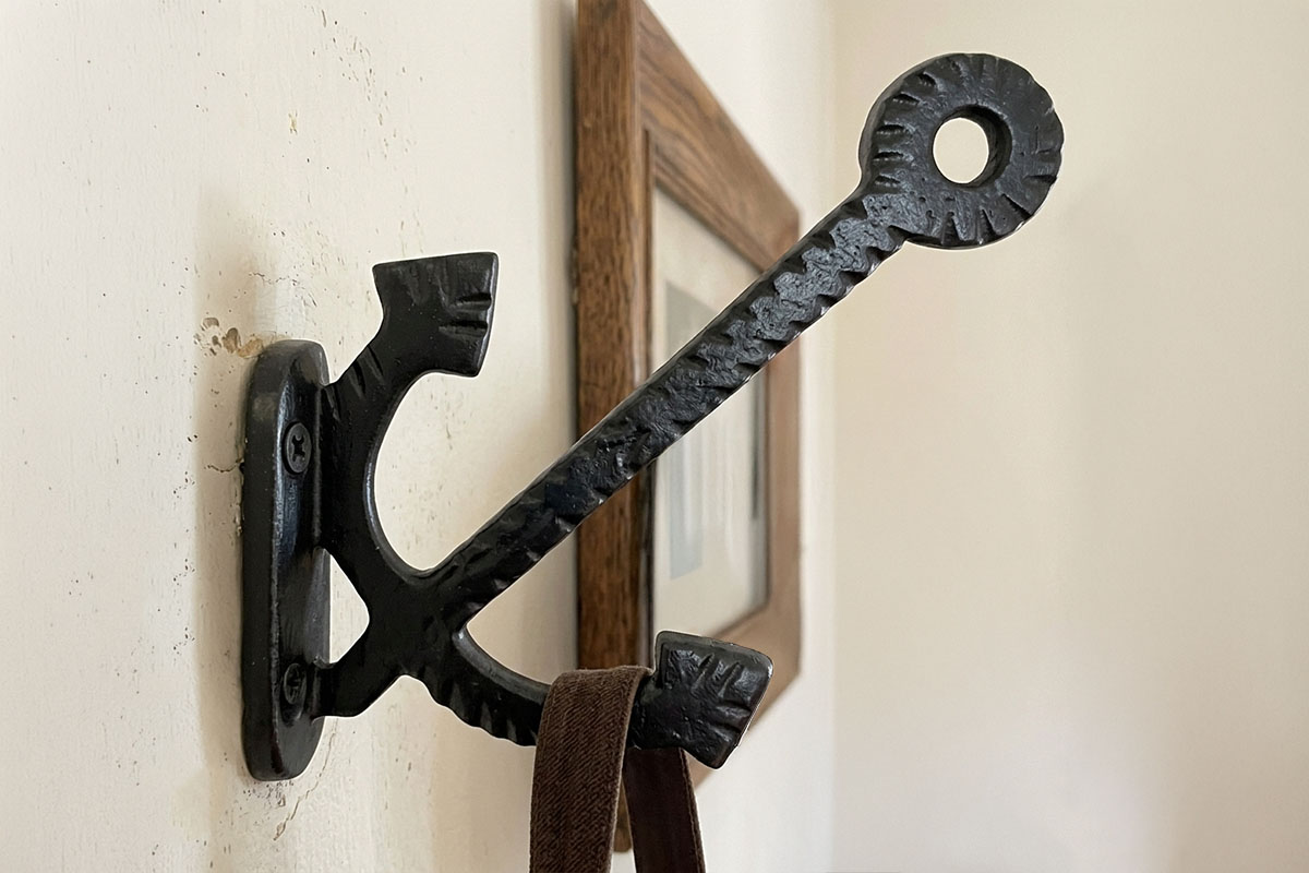 ロートアイアン壁付けハット・コートフック｜ブラック仕上げのアンカーモチーフ装飾金具