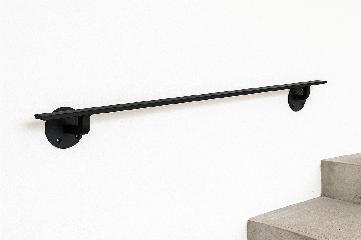 ストレートデザインのロートアイアン製壁付けハンドレールの設置例