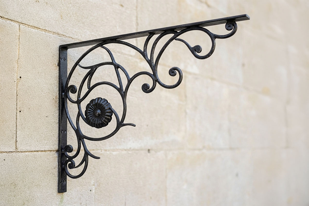 壁に設置されたアンティークデザインのアイアン製物干し竿ブラケット｜おしゃれなランドリーハンガー金具
