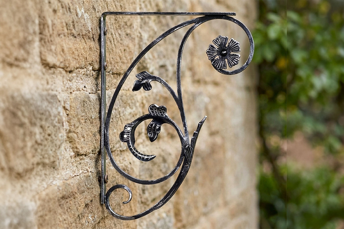壁に設置されたアンティークデザインのアイアン製物干し竿ブラケット｜おしゃれなランドリーハンガー金具