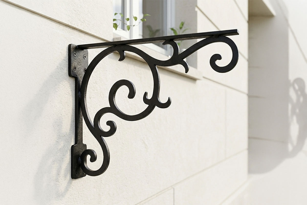 壁に設置されたアンティークデザインのアイアン製物干し竿ブラケット｜おしゃれなランドリーハンガー金具