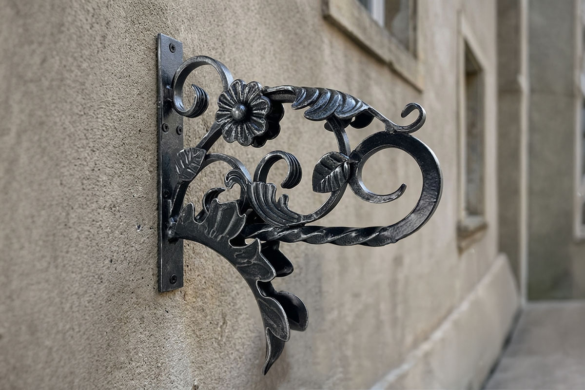 壁に設置されたシンプルモダンなアイアン製物干し竿ブラケット｜おしゃれなランドリーハンガー金具