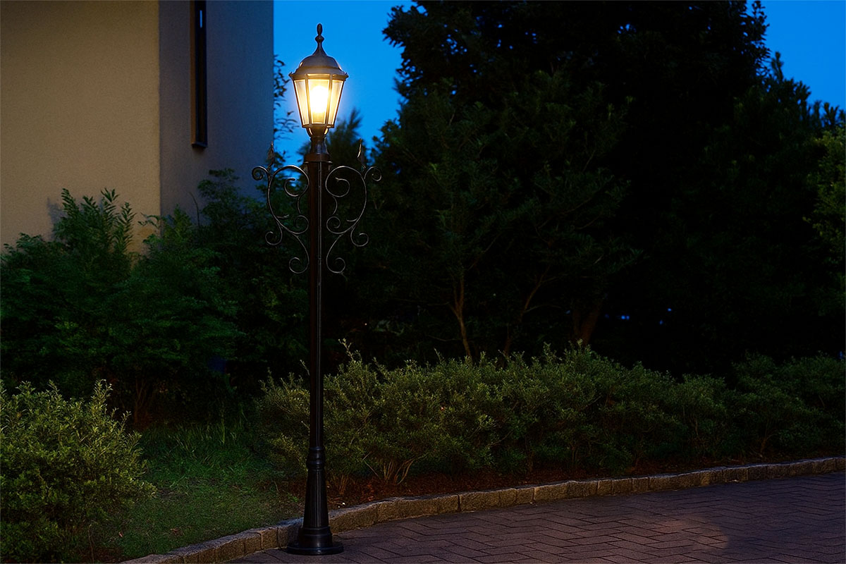 Forgemanのロートアイアン製街灯ポール・照明灯柱