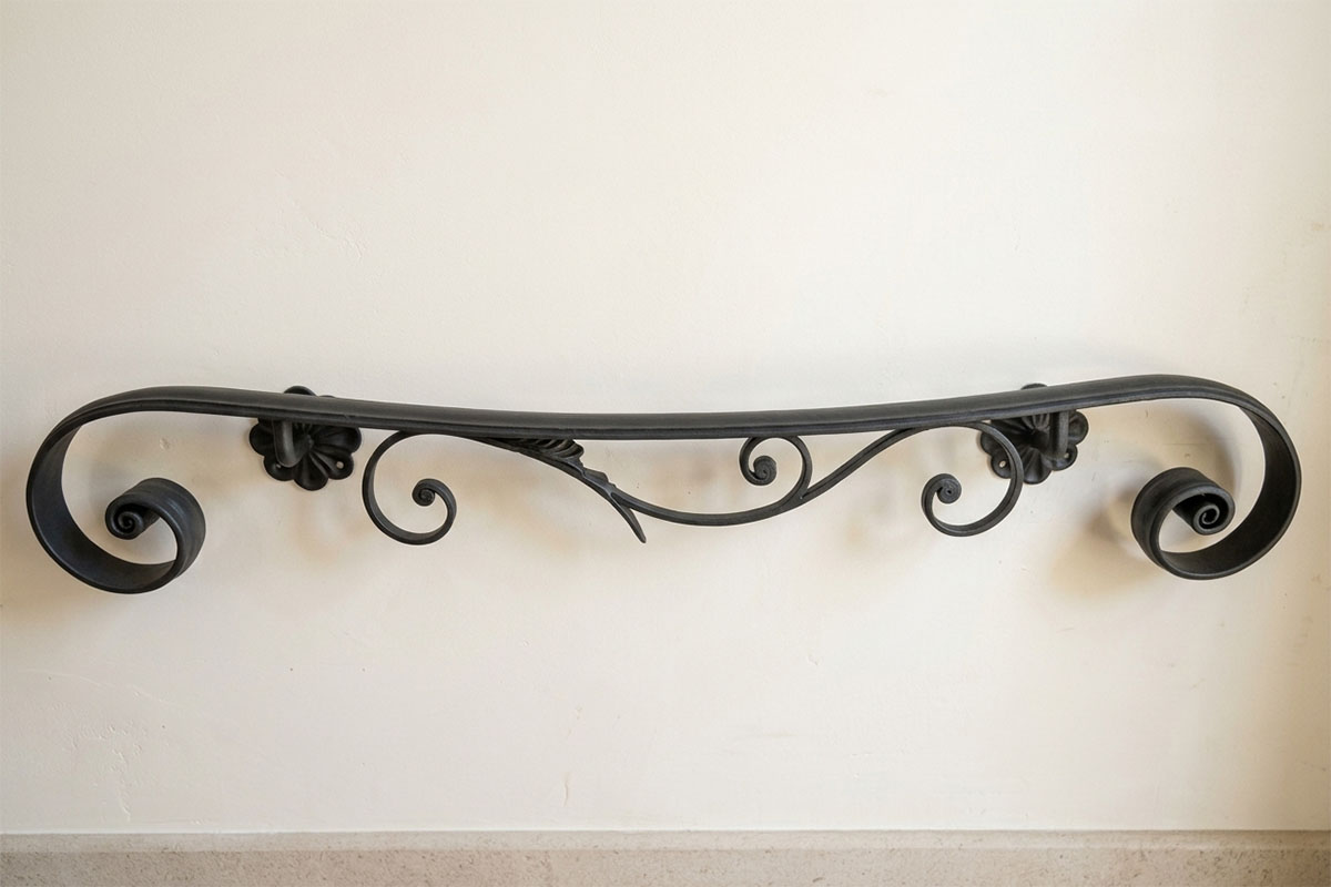 高級感あふれる曲線タイプのロートアイアン製壁付け手すりの設置例｜アンティークデザイン