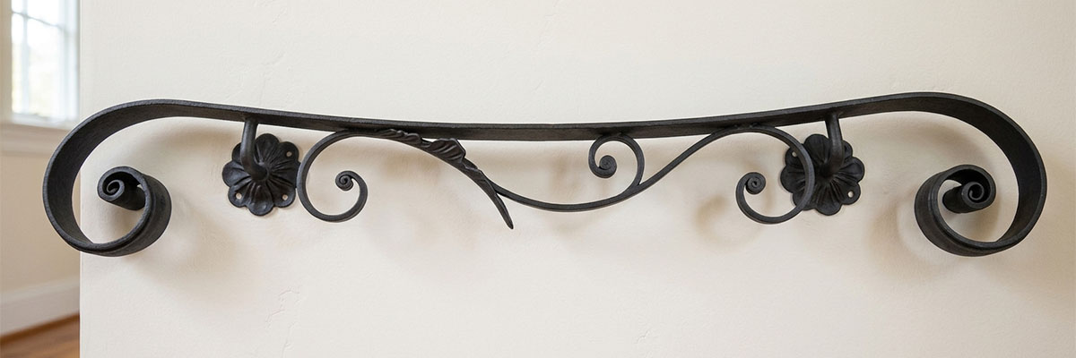 高級感あふれる曲線タイプのロートアイアン製壁付け手すりの設置例｜アンティークデザイン