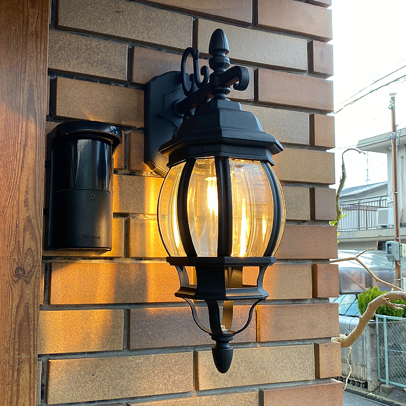 シックな定番ブラックがかっこいい海外の屋外用ブラケット照明