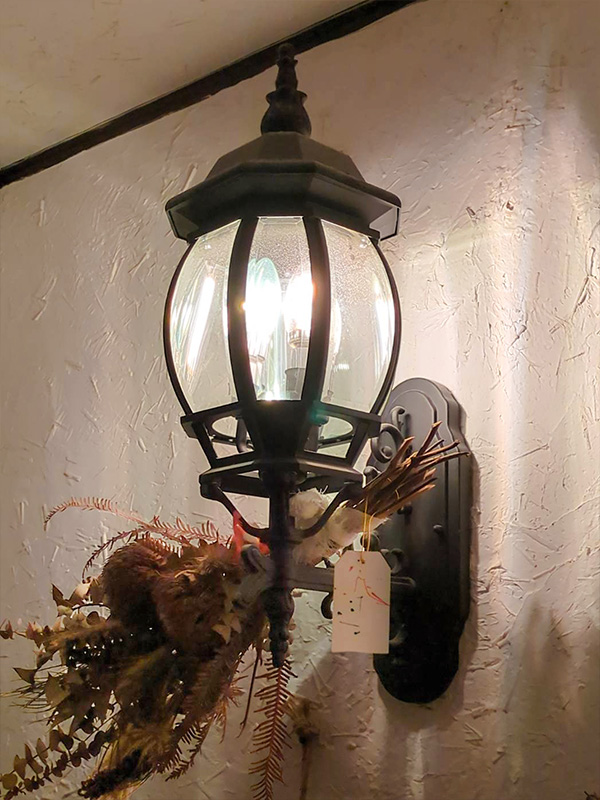 シックな定番ブラックがかっこいい海外の屋外用ブラケット照明