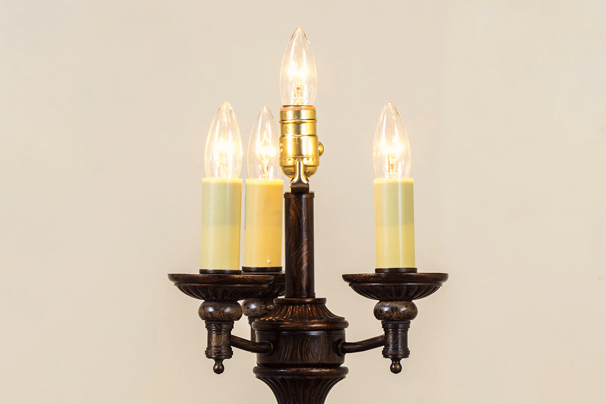 アンティーク調のシャンデリアに装着されたE26口金の白熱電球（電球色・キャンドル型）