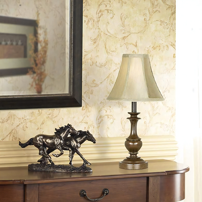 エレガントなブロンズ仕上げとクロスシェードのBARNES and IVY間接照明