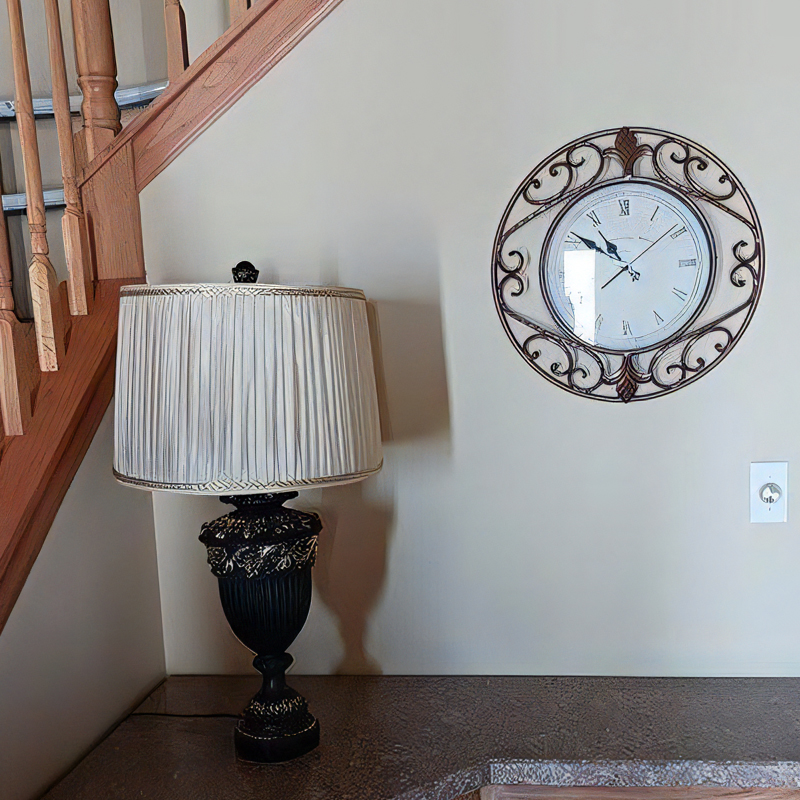 リーフ装飾が美しいスパニッシュブロンズとゴールド仕上げのBARNES and IVY間接照明