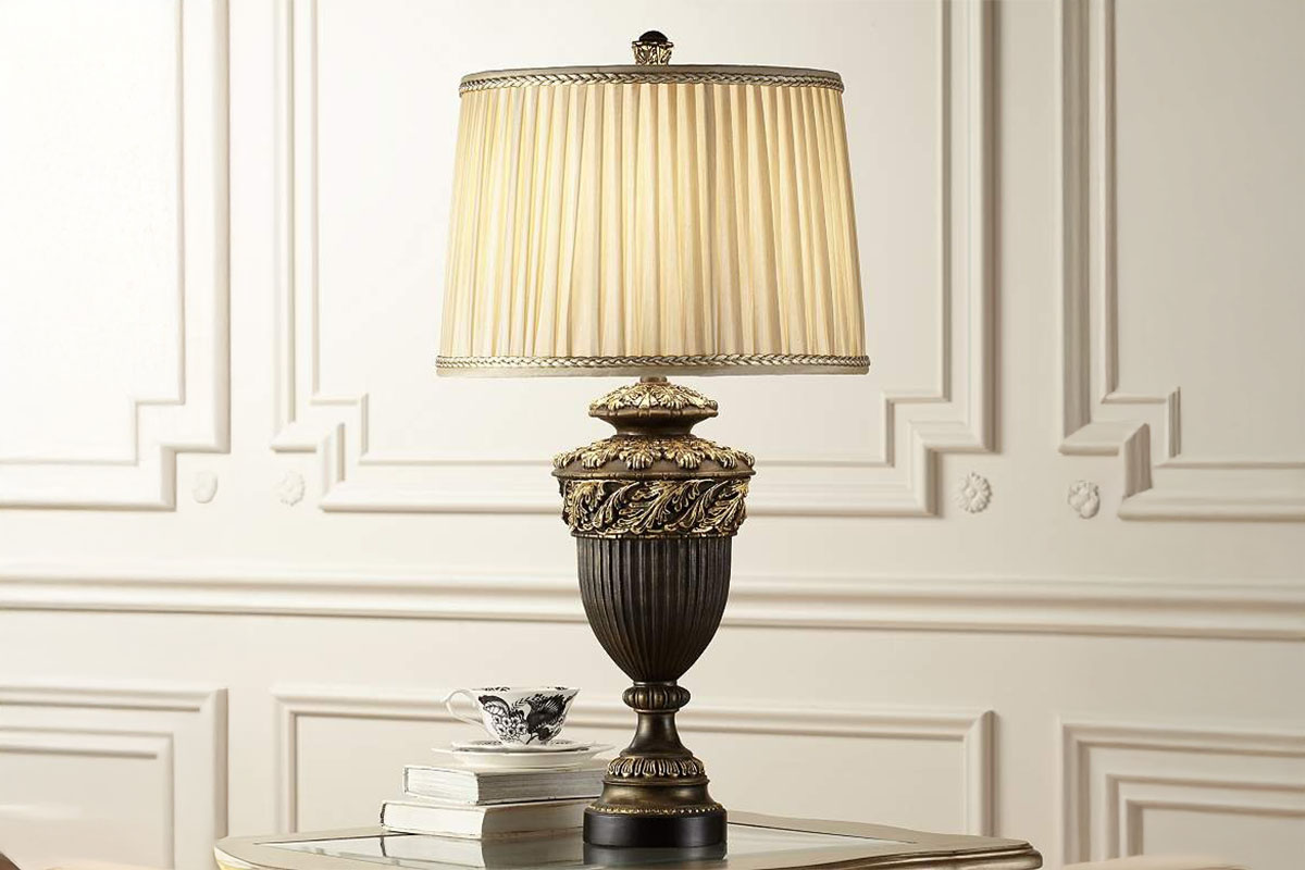 リーフ装飾が美しいスパニッシュブロンズとゴールド仕上げのBARNES and IVYテーブルランプ設置例