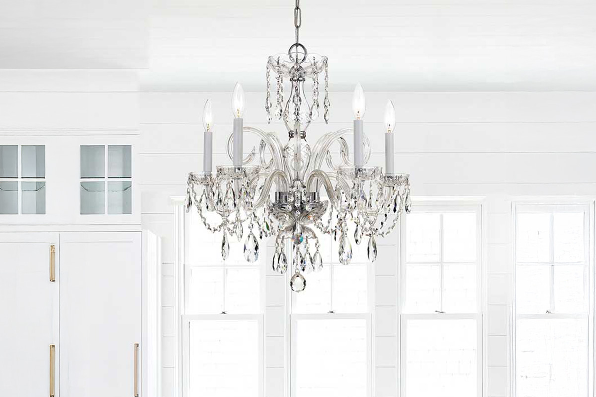 室内に設置されたCRYSTORAMAトラディショナルクリスタル5灯シャンデリア｜透明な輝きが空間を彩る