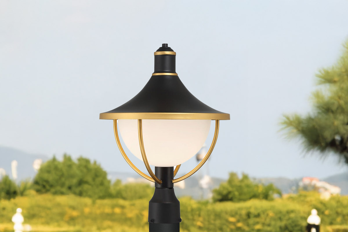 屋外に設置されたCRYSTORAMAアトラス1灯ポストライト｜柔らかな光で玄関や庭を上品に照らす