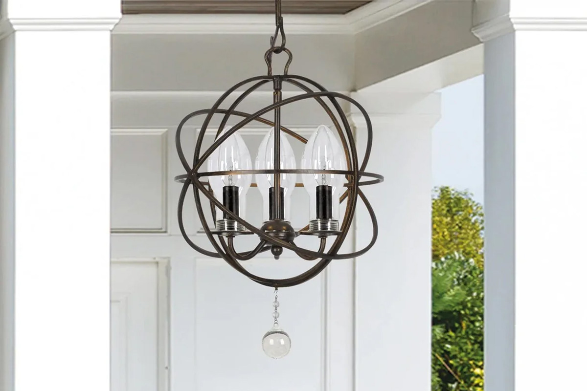 屋外空間に設置されたCRYSTORAMAソラリス3灯シャンデリア｜上品な光が外構を彩る