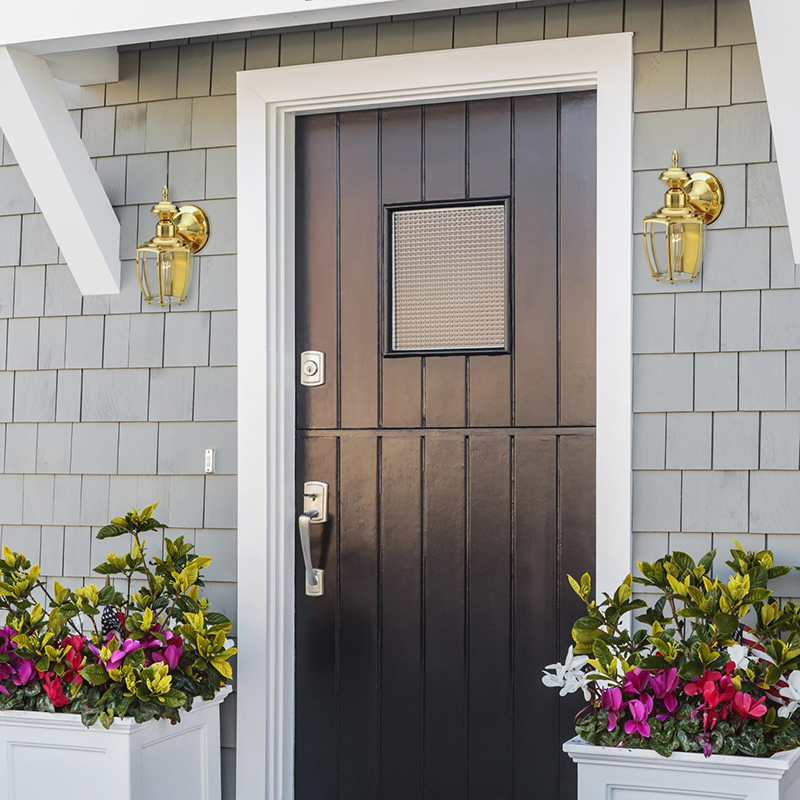 高級感ただようゴールドの屋外ブラケットライトの施工例