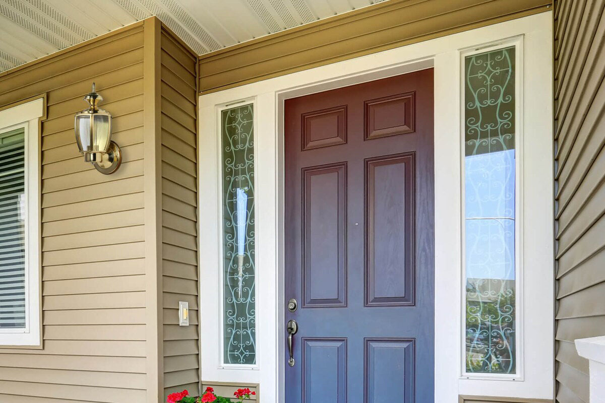 高級感ただようポリッシュドブラス仕上げの屋外ブラケットライトの施工例