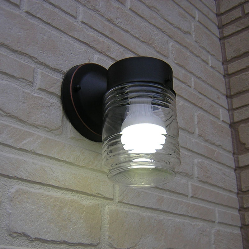 防滴型ジェリージャーの透明ガラスシェードで光を美しく演出する1灯ブラケットライト