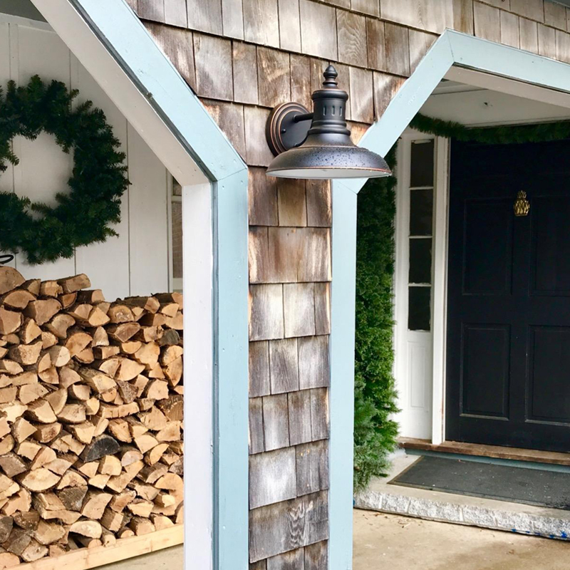 シックなアメリカンデザインがおしゃれな屋外用壁付けブラケット照明