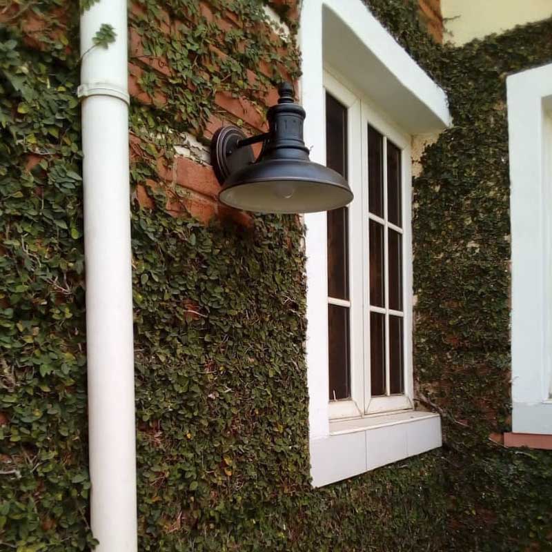 シックなアメリカンデザインがおしゃれな屋外用壁付けブラケット照明