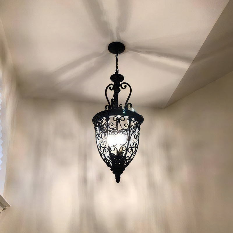 アンティーク調の装飾デザインが魅力的な吊下げ照明