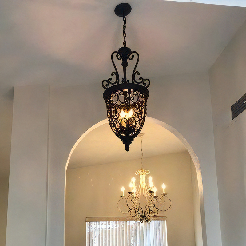 アンティーク調の装飾デザインが魅力的な吊下げ照明