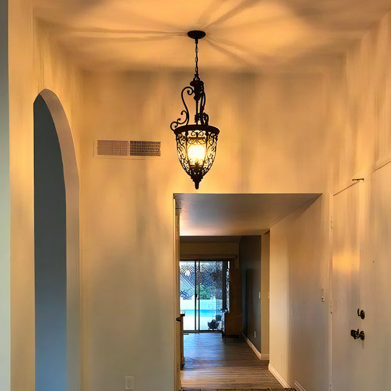 アンティーク調の装飾デザインが魅力的な吊下げ照明