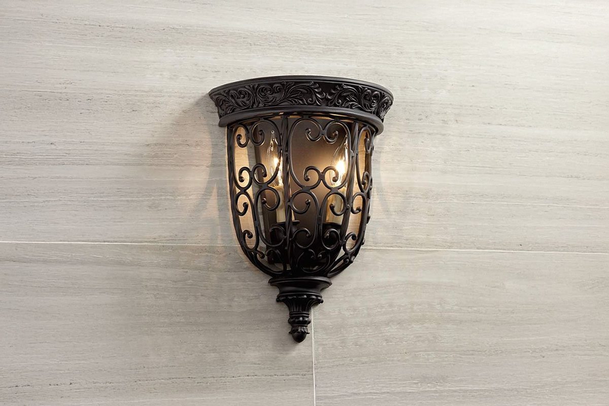 アンティーク調の装飾デザインが魅力的な壁掛け照明の設置例イメージ