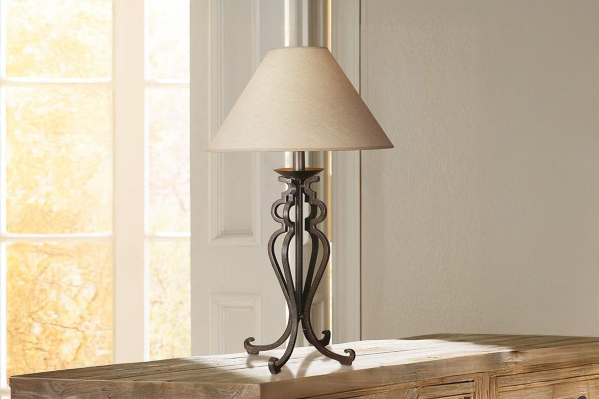 ラストブロンズ仕上げのFranklin Iron Works製テーブルランプを設置したインテリア例｜クロスシェードの柔らかな灯り