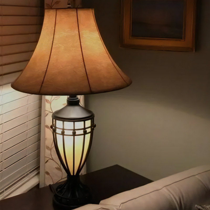 アイアンブラッシュ仕上げのFranklin Iron Works製テーブルランプを設置したインテリア例｜クロスシェードの柔らかな灯り