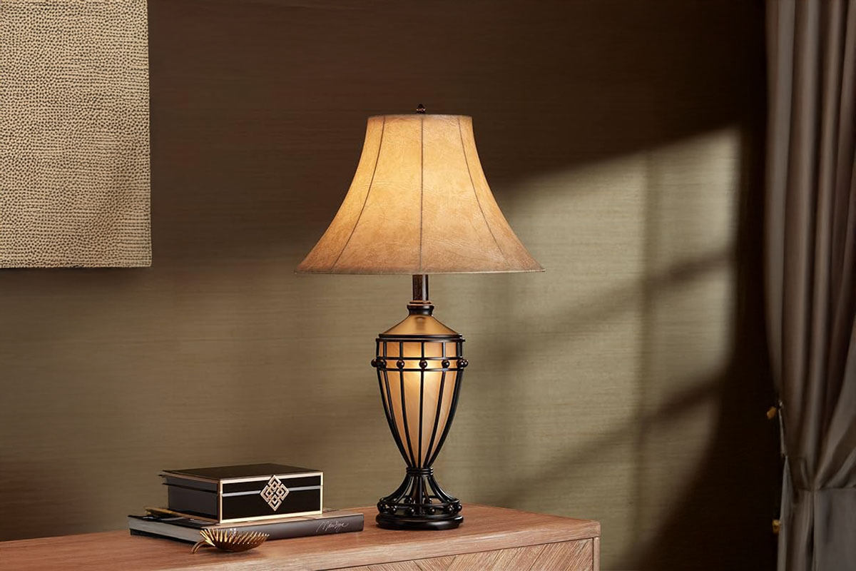 アイアンブラッシュ仕上げのFranklin Iron Works製テーブルランプを設置したインテリア例｜クロスシェードの柔らかな灯り