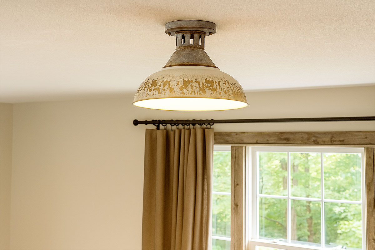ラスティックな質感が魅力のアンティーク風デザインの天井照明