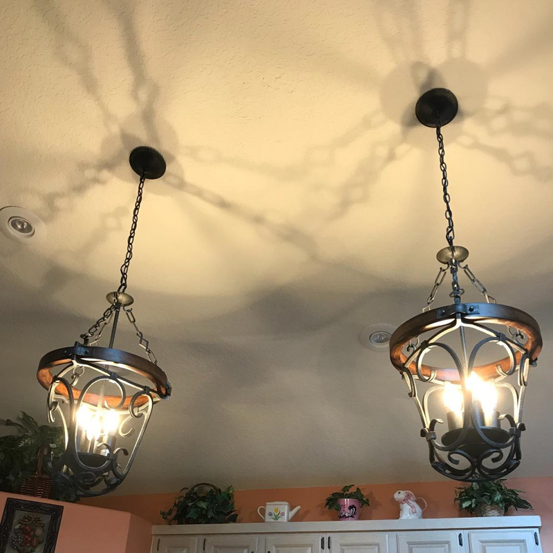 マデーラ3灯ペンダントライト（ブラックアイアン）の設置例｜木の温もりとアイアンの重厚感が美しく調和するリビング照明