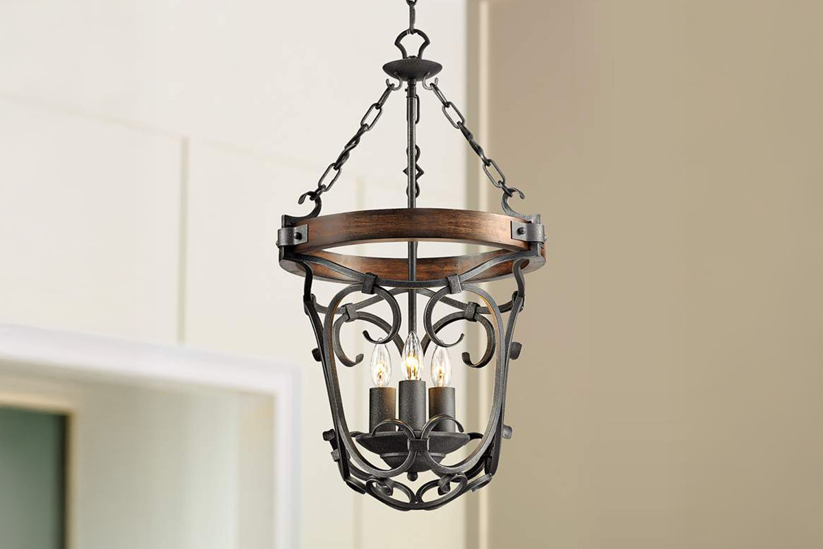 マデーラ3灯ペンダントライト（ブラックアイアン）の設置例｜木の温もりとアイアンの重厚感が美しく調和するリビング照明