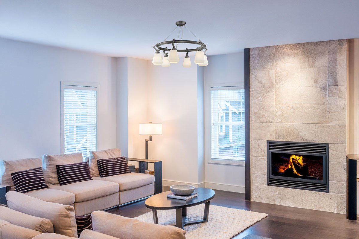 ホリス6灯シャンデリアライト（オパール）の設置例｜やわらかなオパールガラスが光を拡散する上質なリビング空間