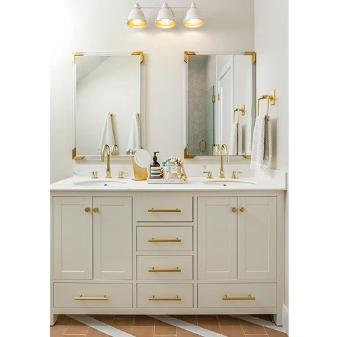 浴室インテリアに映えるブラックスチールランプ