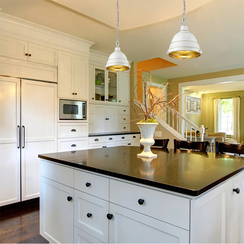 格好いいインダストリアルモダンなデザインの吊下げ照明の設置例