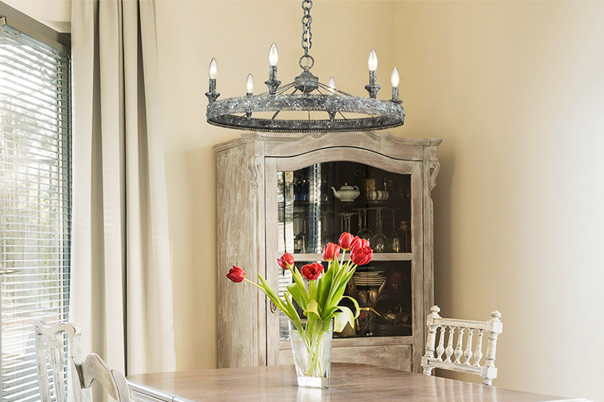 クラシック空間を彩るアンティーク仕上げの室内用シャンデリアライトの設置例