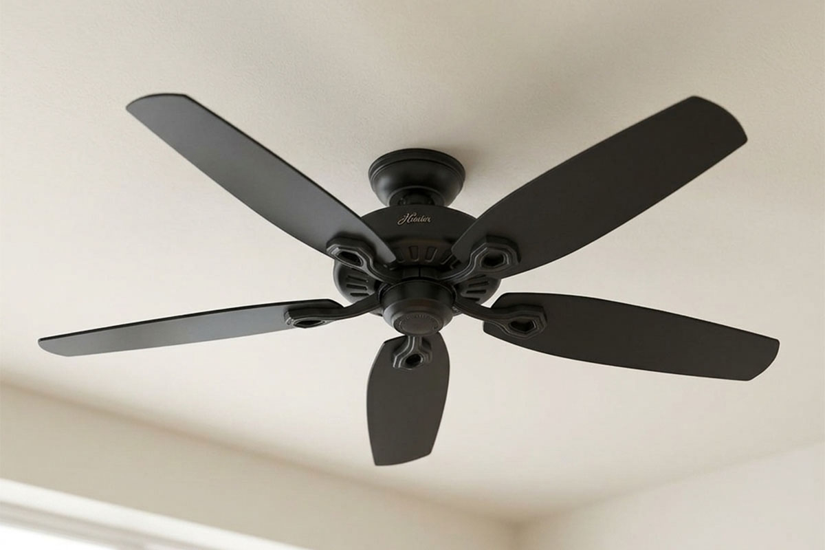 インテリアに調和する高機能なシンプルモダンデザインの空調専用ファン設置例|HUNTERの室内用シーリングファン