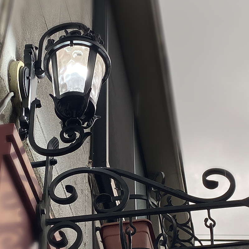 玄関外壁に取り付けたカーサマルセイユ1灯ブラケットライト（ブラック）｜クラシックなデザインが映える屋外照明