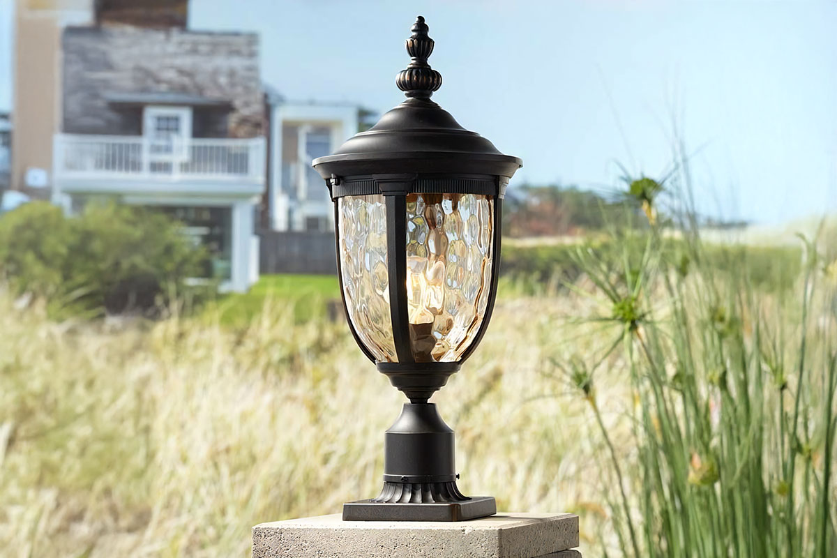 優雅なアンティークデザインのポスト型アウトドアライト