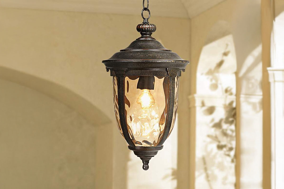 アンティーク調の美しさと重厚さが感じられる屋外吊り下げ照明の設置例
