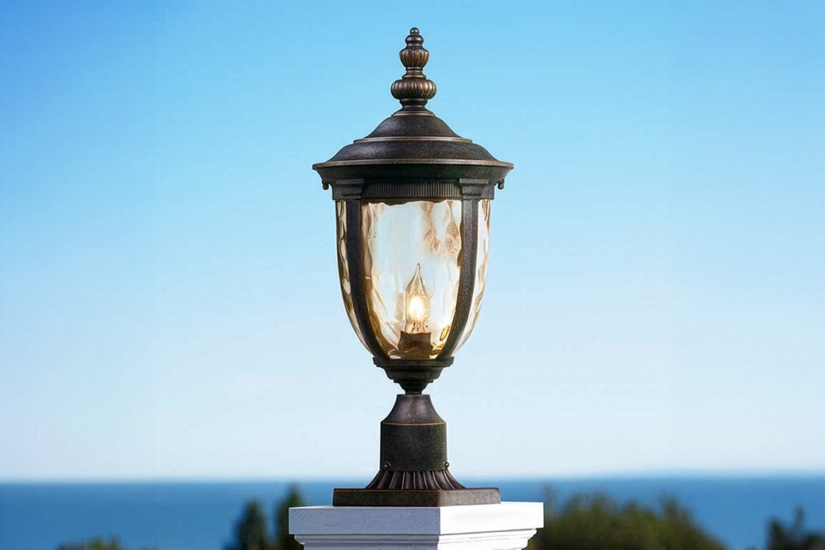 優雅なアンティークデザインのポスト型アウトドアライト