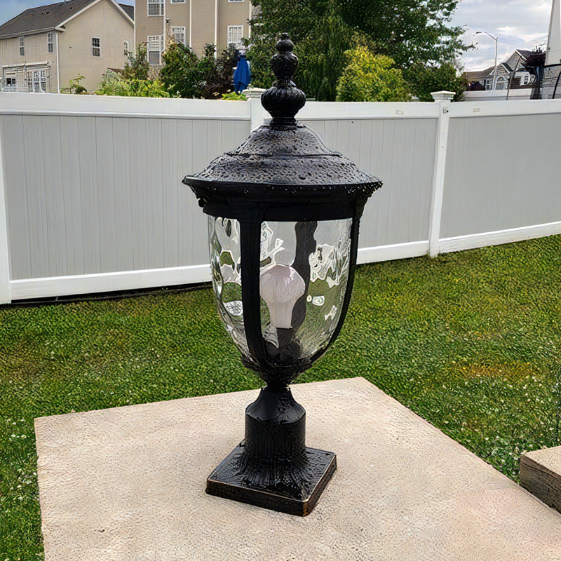 優雅なアンティークデザインのポスト型アウトドアライト