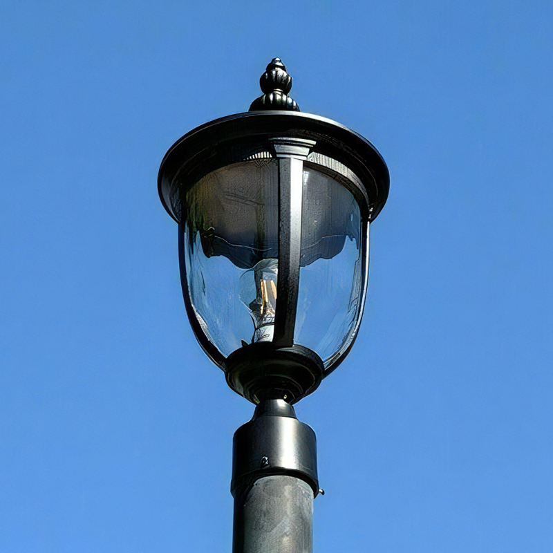 優雅なアンティークデザインのポスト型アウトドアライト