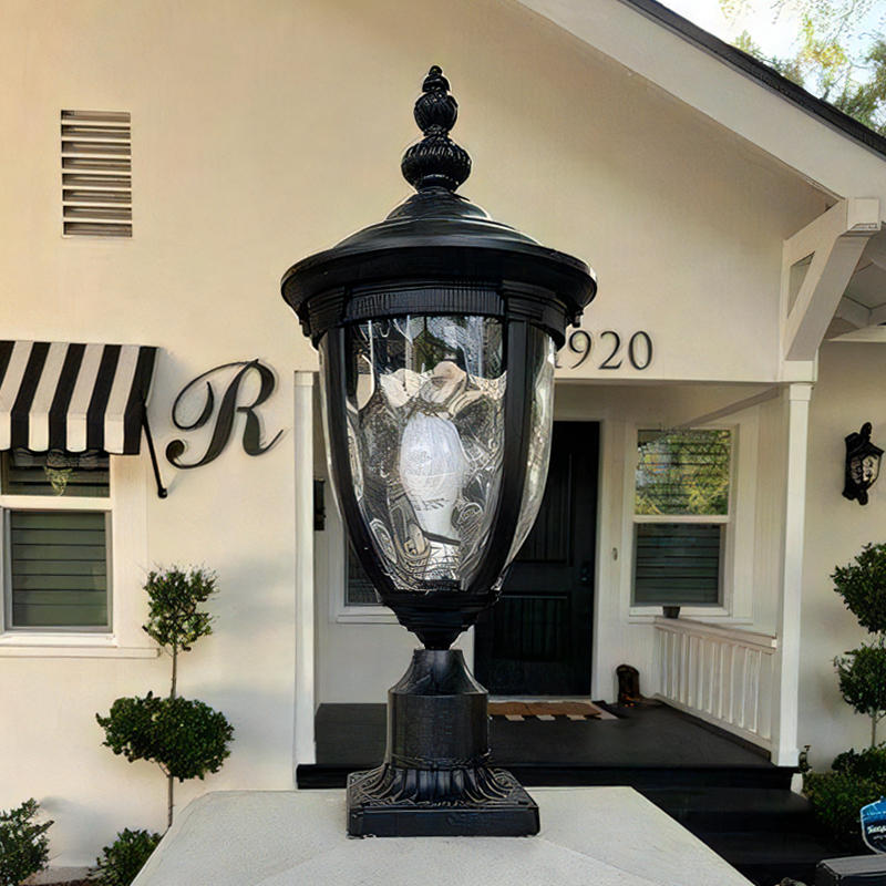 優雅なアンティークデザインのポスト型アウトドアライト