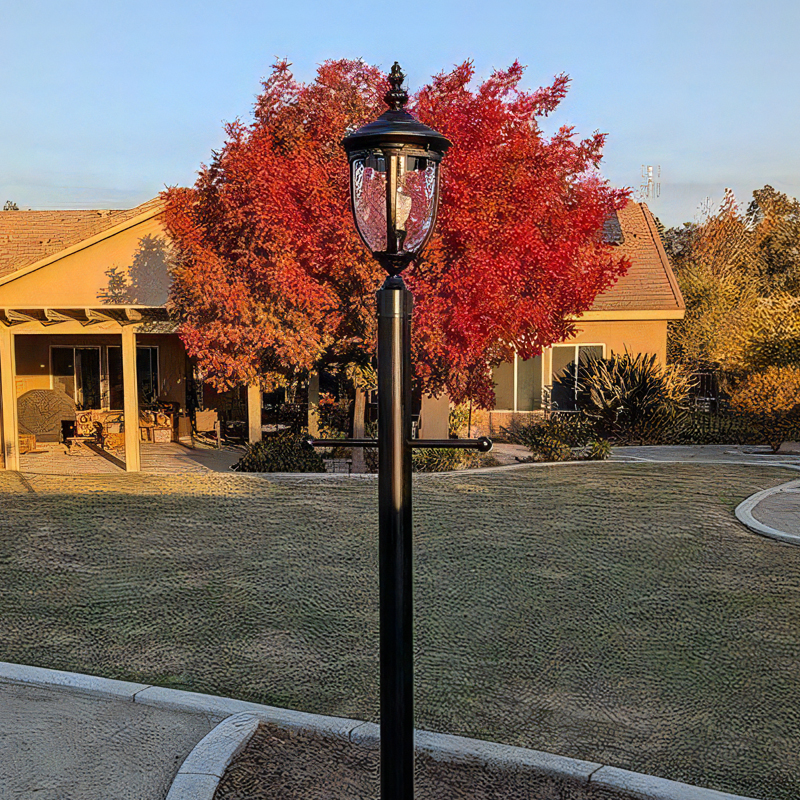 優雅なアンティークデザインのポスト型アウトドアライト