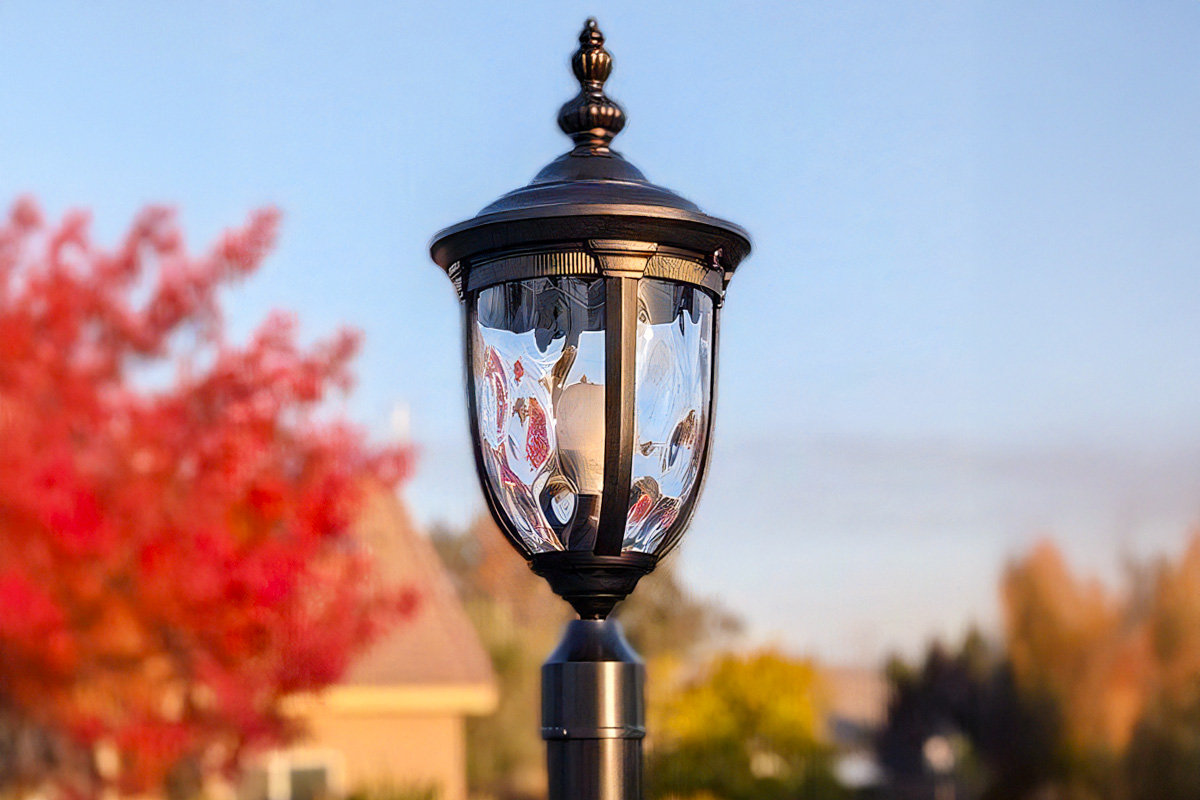 優雅なアンティークデザインのポスト型アウトドアライト