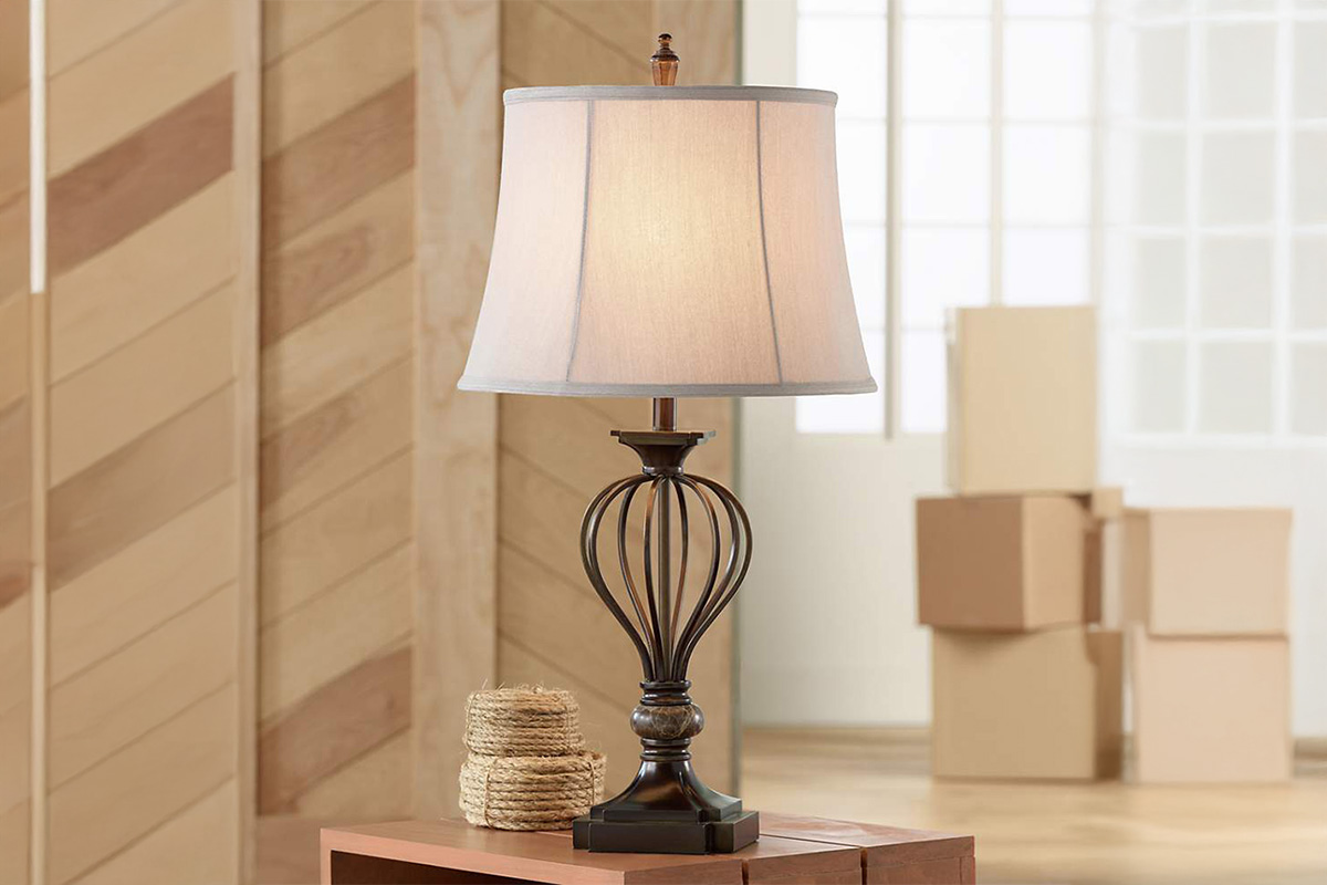 ブロンズ仕上げとクロスシェードの高級感あふれる卓上照明の設置例