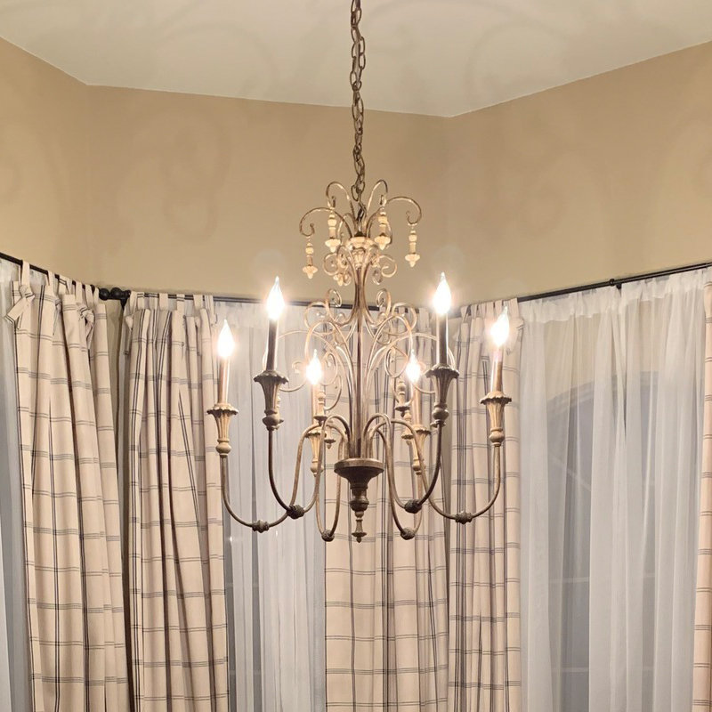 クラシカルな存在感と繊細な装飾美が魅力のシャンデリア照明