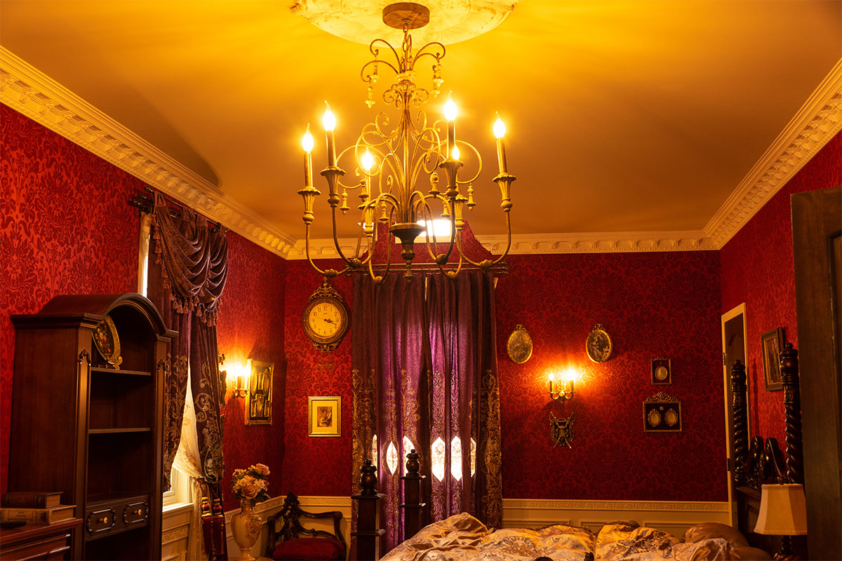 クラシカルな存在感と繊細な装飾美が魅力のシャンデリア照明